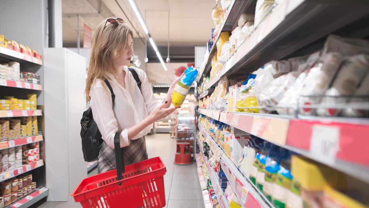 Ragazza che compra riso al supermercato 