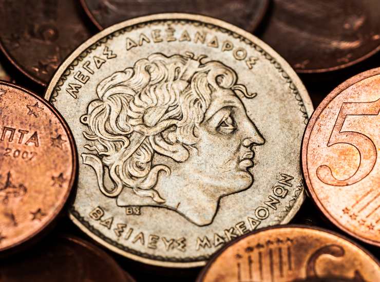 La moneta da 100 dracme (circa 30 cent) col profilo di Alessandro Magno. - Improntaunika.it