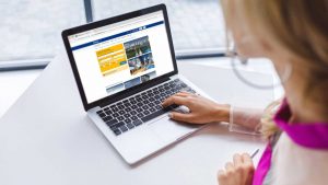 Prenotare una vacanza al computer