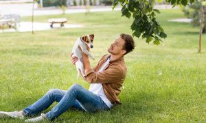 Padrone con il cane al parco