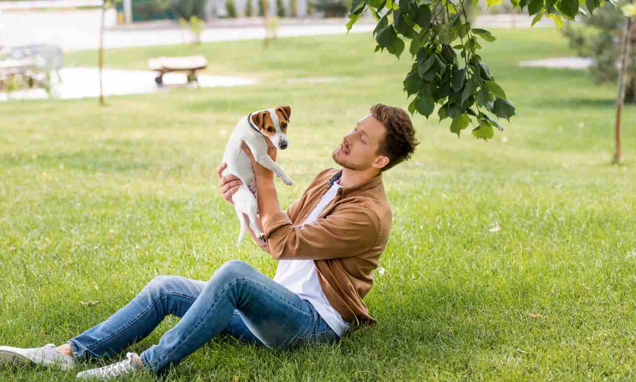 Padrone con il cane al parco