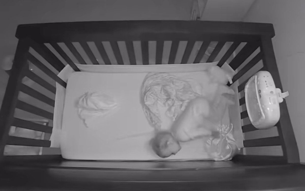 Una madre scopre una frase insolita durante il training del sonno della figlioletta